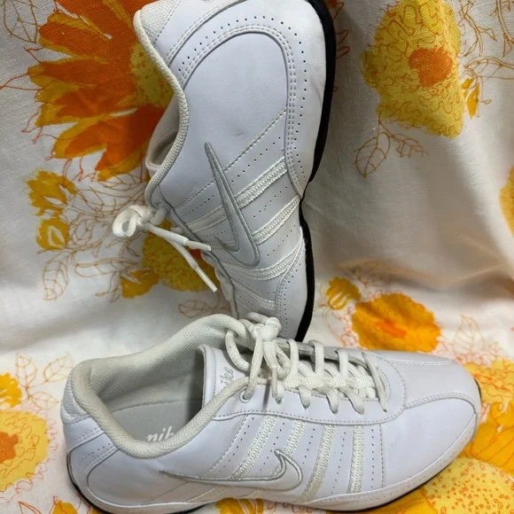 NIKE Women’s Size 8 Musique #318076-111 White Casual Training Sneakers Gymshoes - Picture 2 of 8